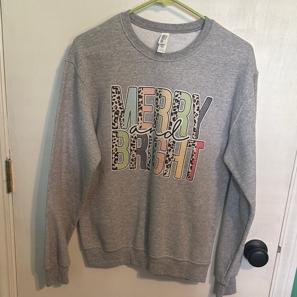 Gray Merry & Bright women’s Christmas Sweatshirt crew neck size small